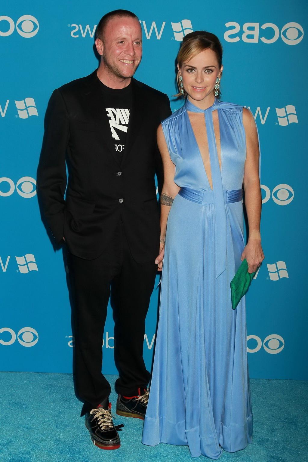10P Taryn Manning braless showing her boobs in a blue low cut maxi dress at CBS 2012