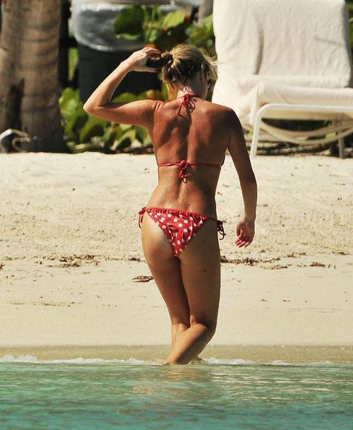 16P Amanda Holden body shows her tits and ass