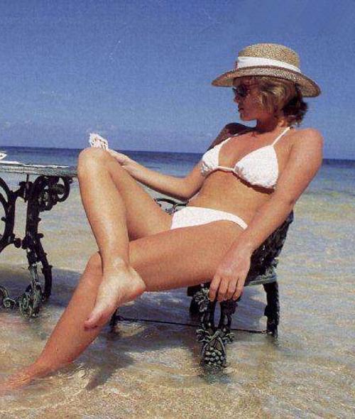 16P Amanda Holden body shows her tits and ass