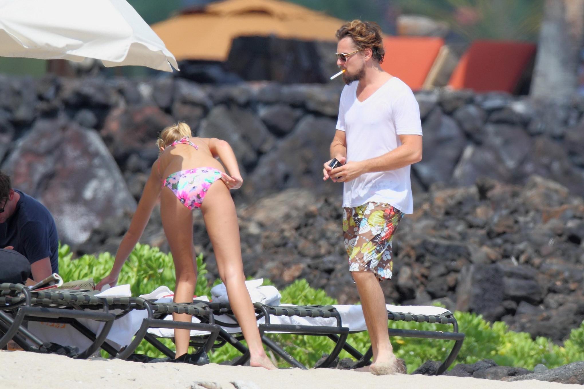 10P Erin Heatherton showing off her bikini body on a Hawaiian beach