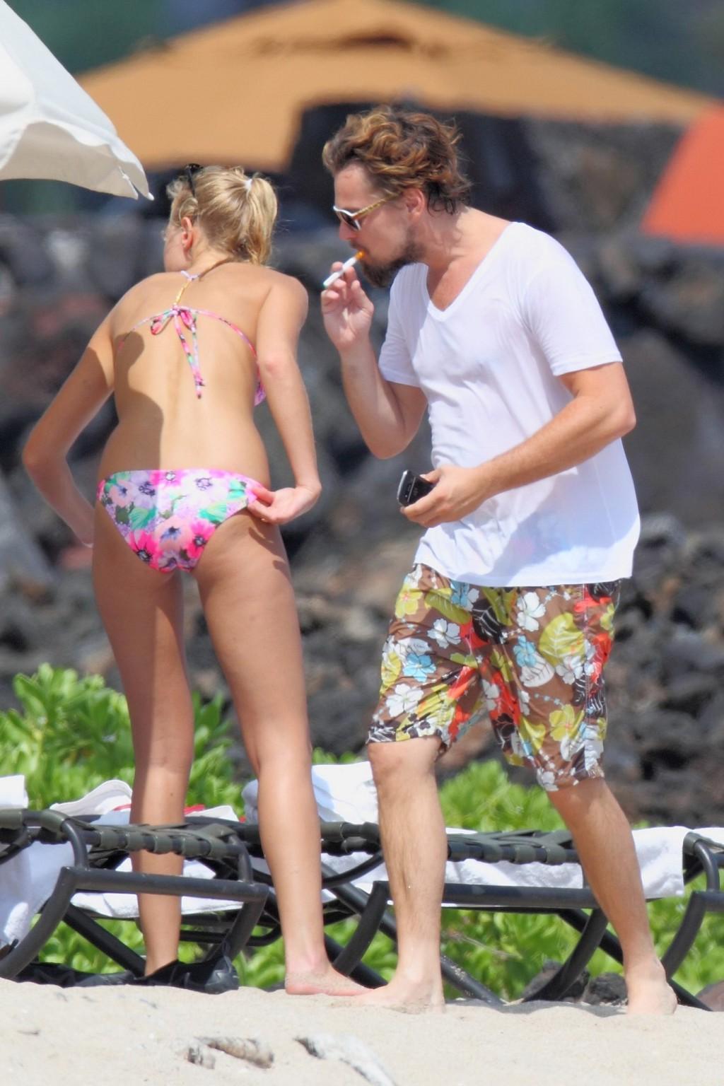 10P Erin Heatherton showing off her bikini body on a Hawaiian beach