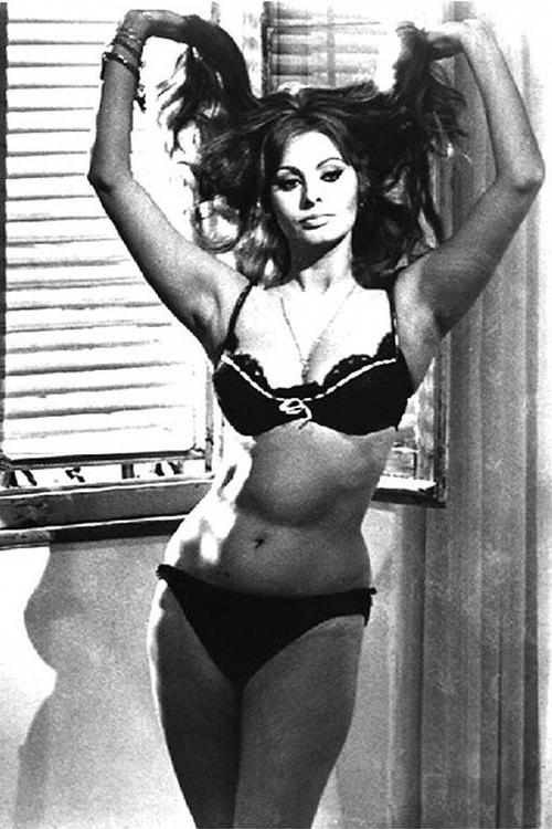 16P Sophia Loren body shows her tits and ass