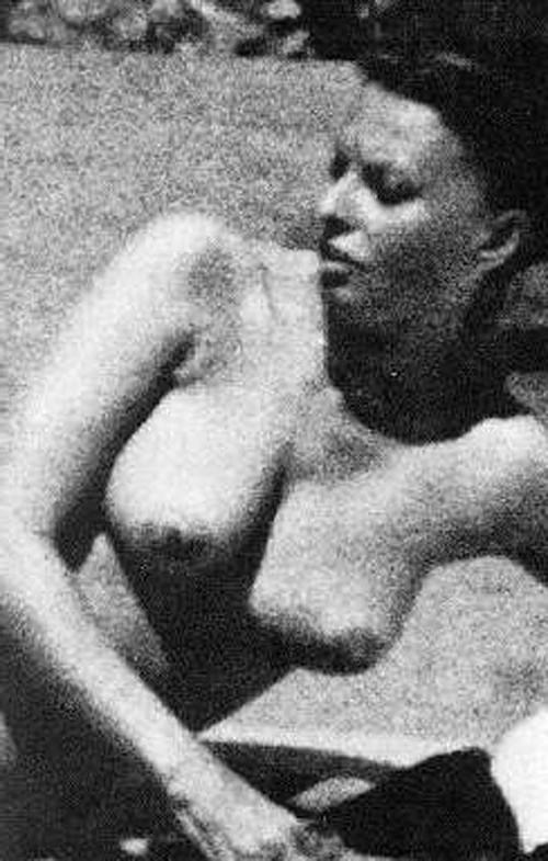 16P Sophia Loren body shows her tits and ass