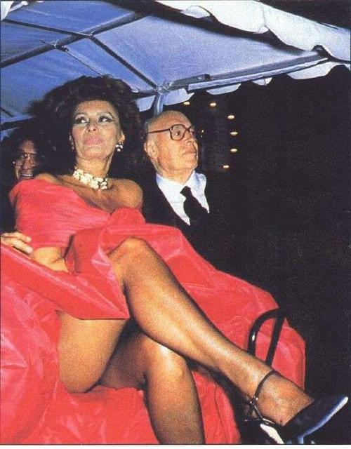 16P Sophia Loren body shows her tits and ass