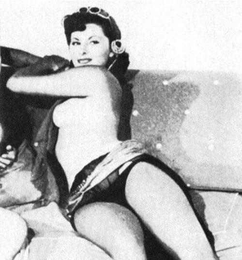 16P Sophia Loren body shows her tits and ass