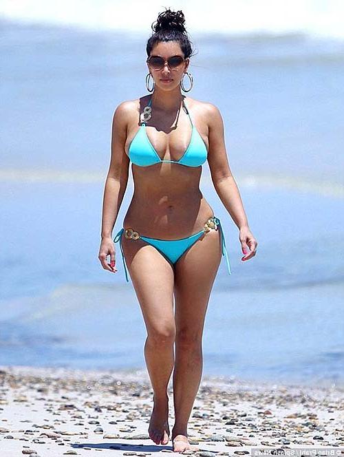 16P Kim Kardashian exposing sexy ass and huge boobs in blue bikini