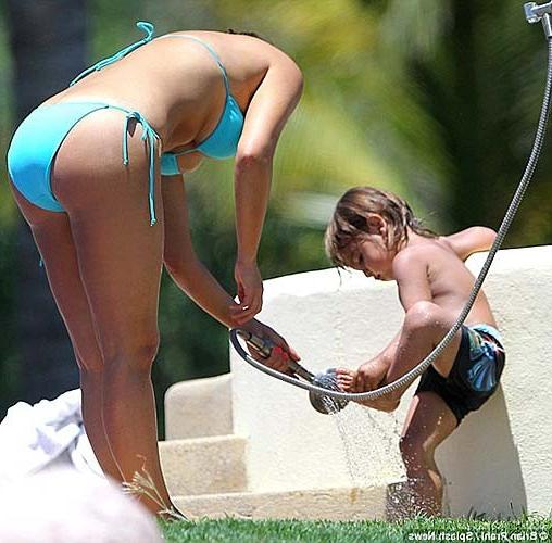 16P Kim Kardashian exposing sexy ass and huge boobs in blue bikini