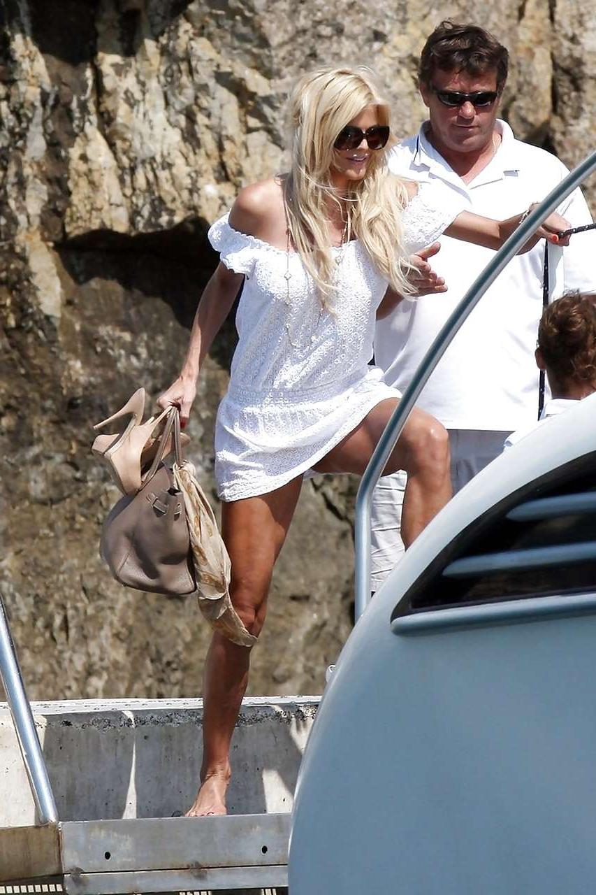 10P Victoria Silvstedt upskirt while enter on boat and sexy in bikini