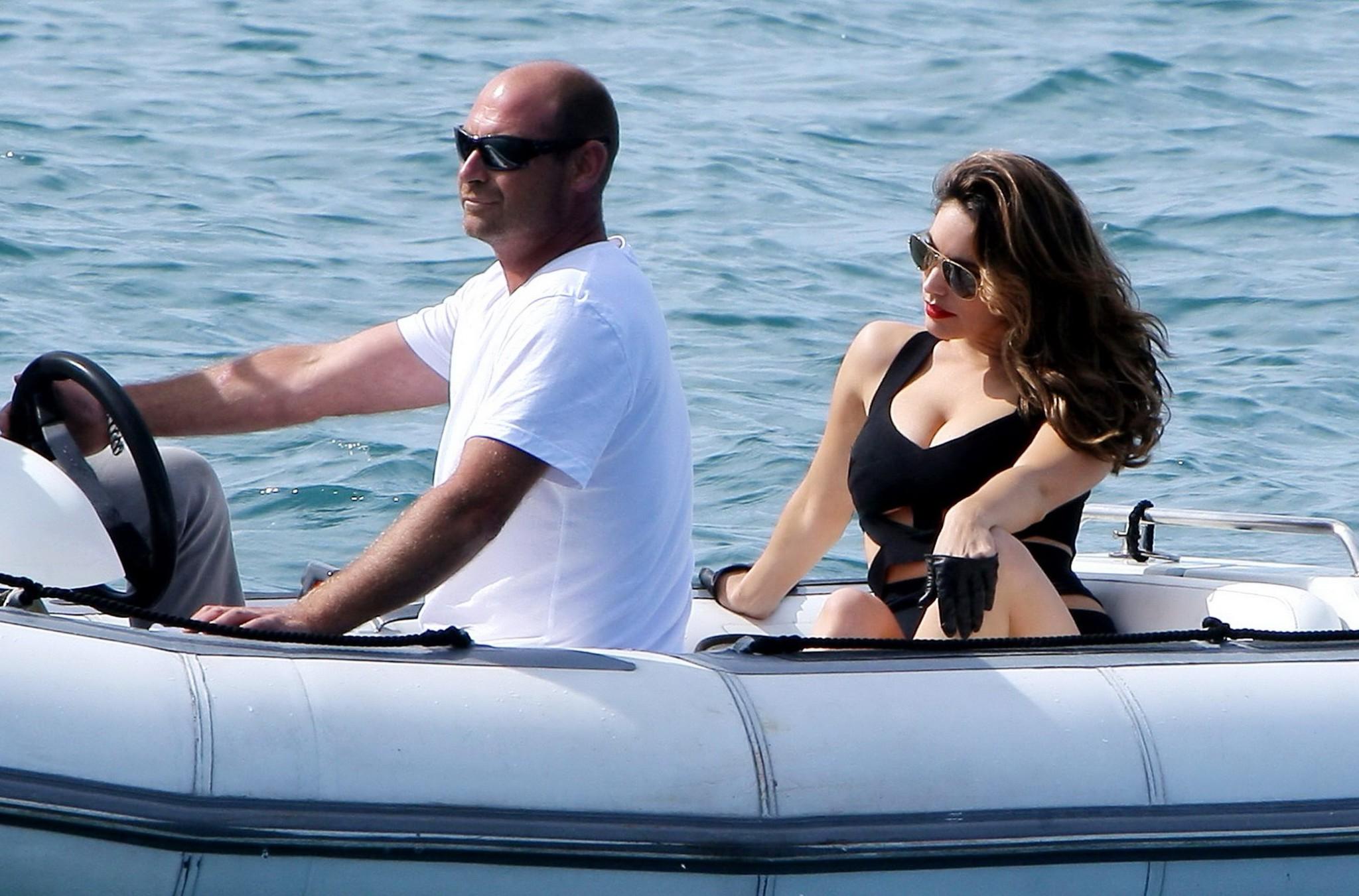 10P Kelly Brook busty wearing a skimpy black swimsuit at the photoshoot in Cannes
