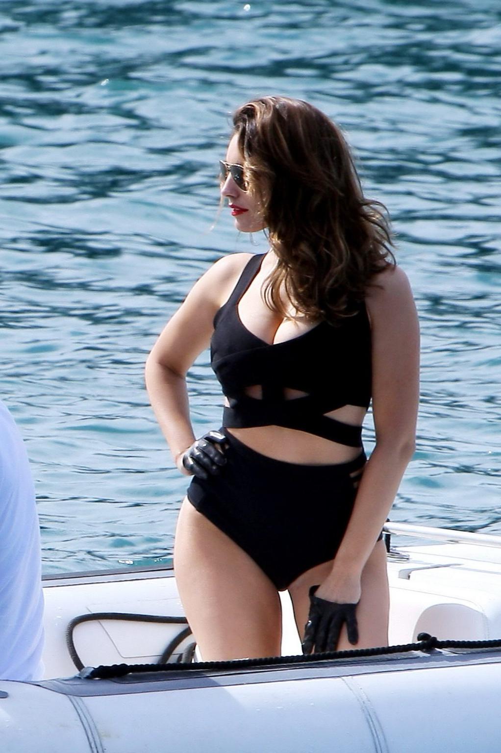 10P Kelly Brook busty wearing a skimpy black swimsuit at the photoshoot in Cannes