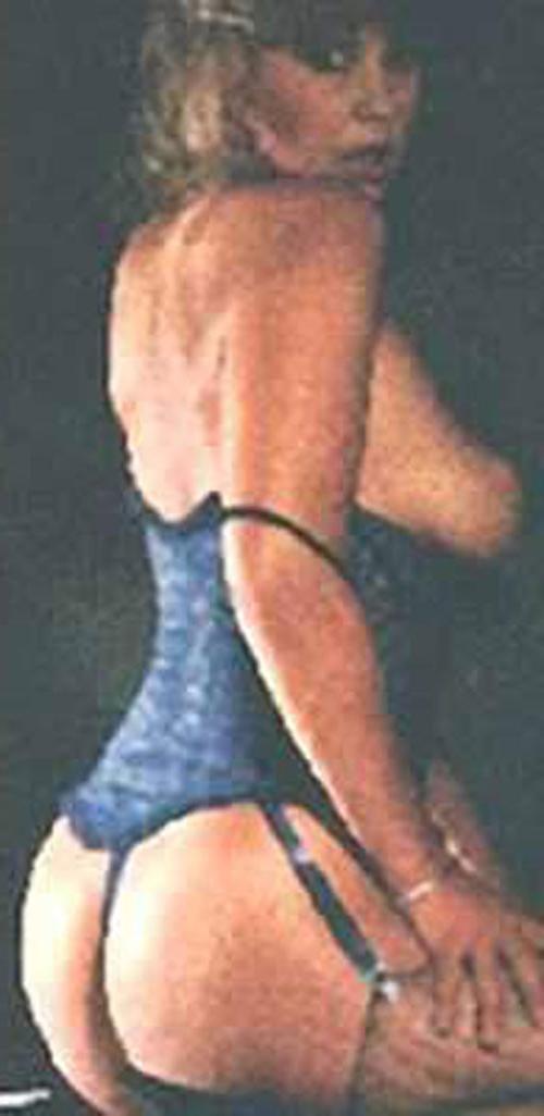 16P Linda Blair body shows her tits and ass