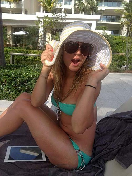 10P Kaley Cuoco showing sexy body in blue bikini on pool