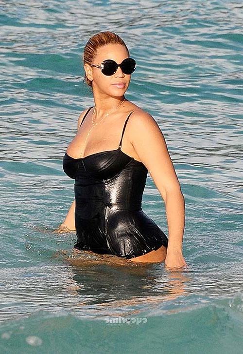 16P Beyonce Knowles exposing sexy body in swimsuit on beach