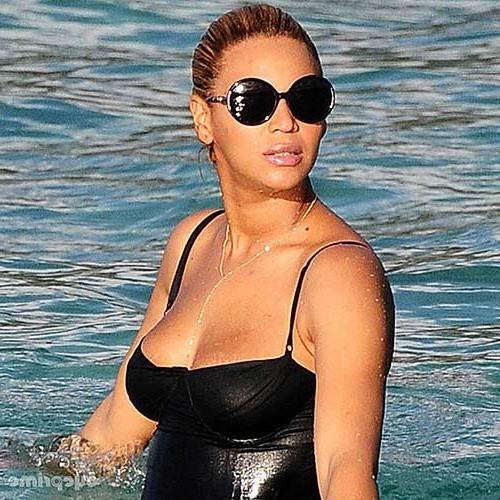 16P Beyonce Knowles exposing sexy body in swimsuit on beach