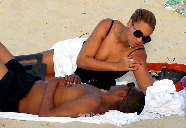 16P Beyonce Knowles exposing sexy body in swimsuit on beach
