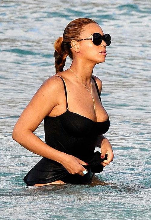 16P Beyonce Knowles exposing sexy body in swimsuit on beach