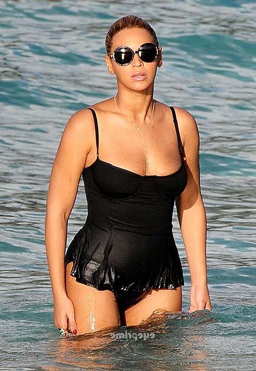 16P Beyonce Knowles exposing sexy body in swimsuit on beach