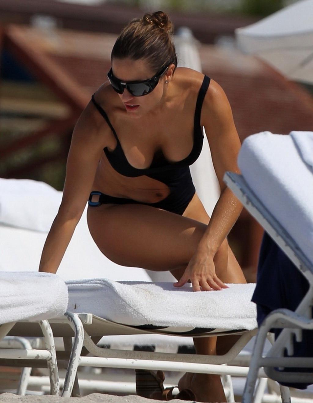16P Lola Ponce shows big boobs and hot ass in swimsuit at Miami beach