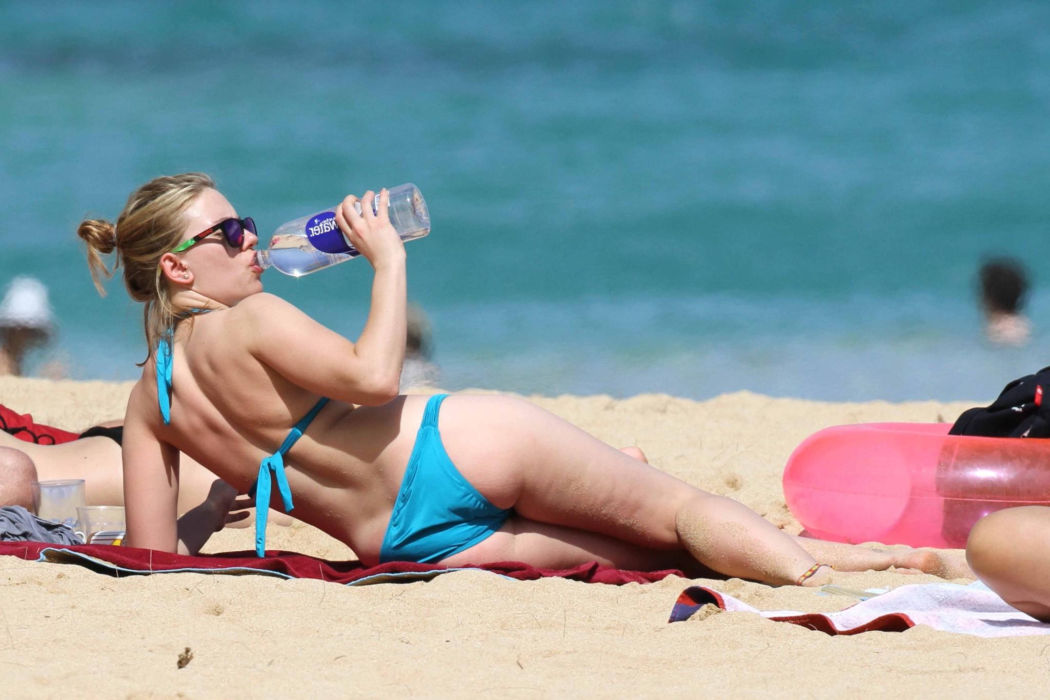 16P Scarlett Johansson busty wearing sky blue bikini on a Hawaiian beach
