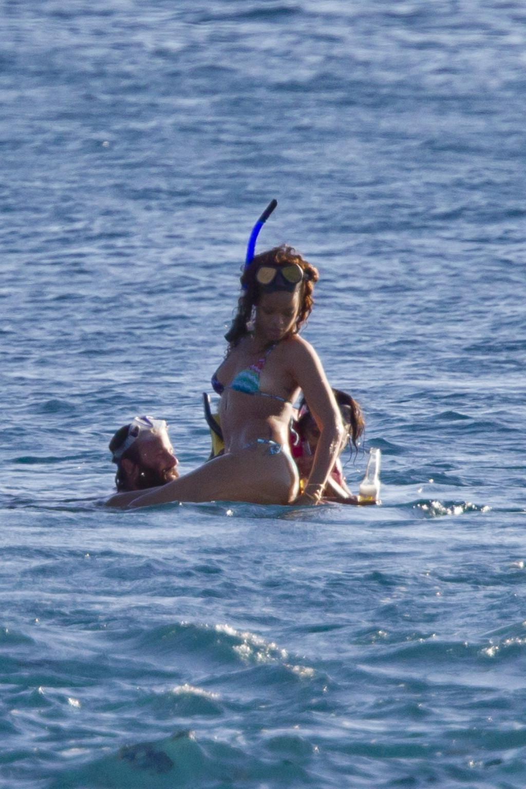 16P Rihanna in bikini showing ass  snorkeling near a Hawaiian beach