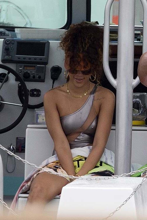 16P Rihanna exposing her sexy body in swimsuit on private photos