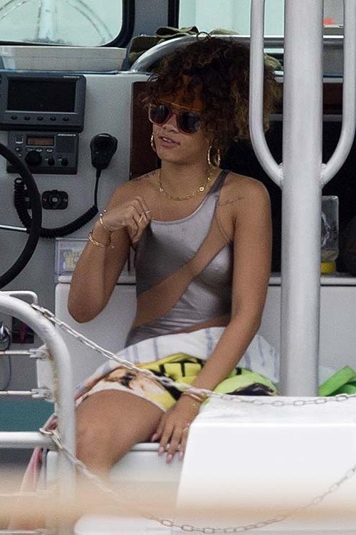 16P Rihanna exposing her sexy body in swimsuit on private photos