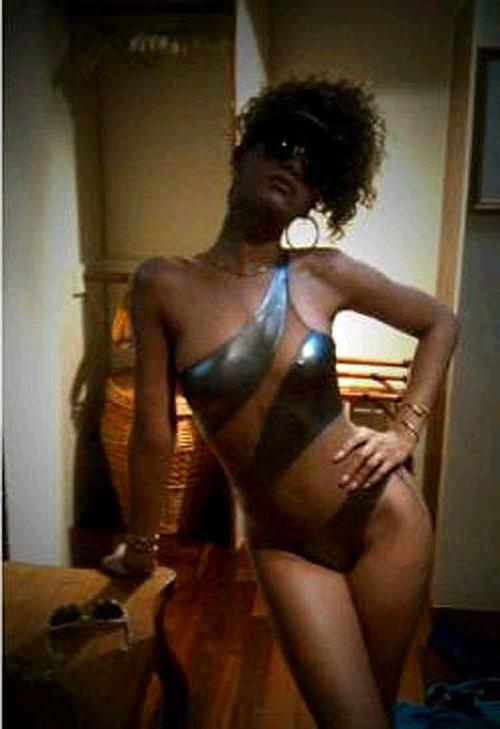 16P Rihanna exposing her sexy body in swimsuit on private photos