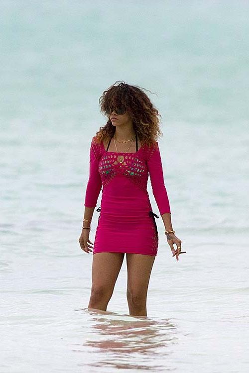 16P Rihanna exposing her sexy body in swimsuit on private photos