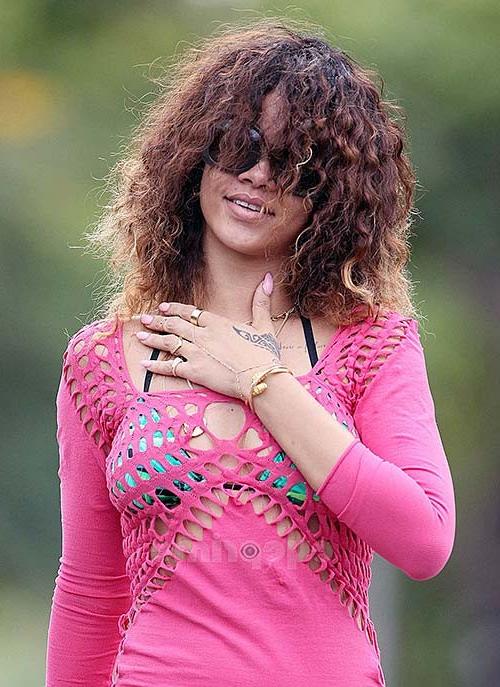 16P Rihanna exposing her sexy body in swimsuit on private photos