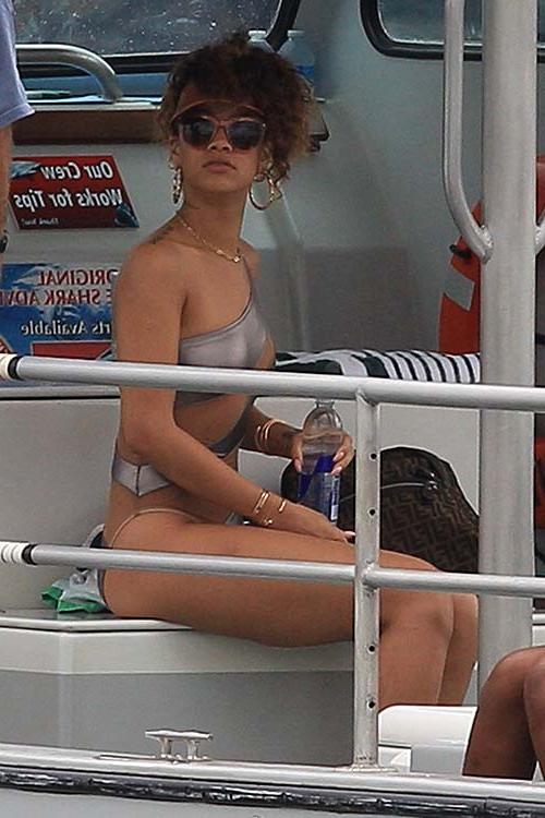 16P Rihanna exposing her sexy body in swimsuit on private photos