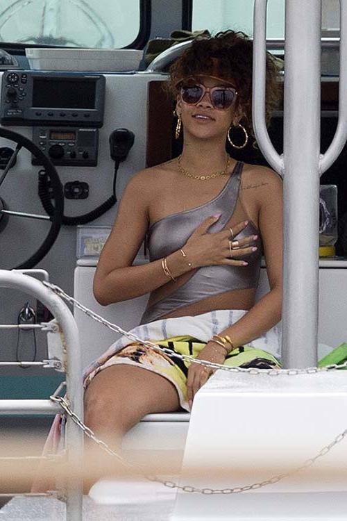 16P Rihanna exposing her sexy body in swimsuit on private photos