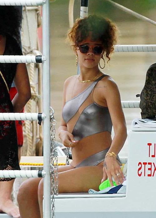 16P Rihanna exposing her sexy body in swimsuit on private photos