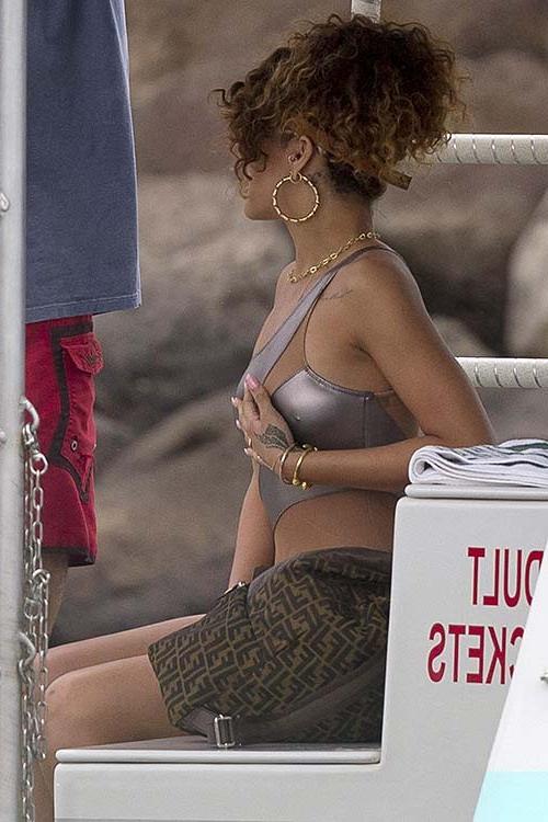 16P Rihanna exposing her sexy body in swimsuit on private photos
