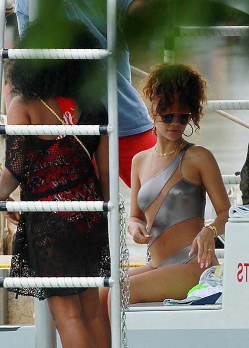16P Rihanna exposing her sexy body in swimsuit on private photos