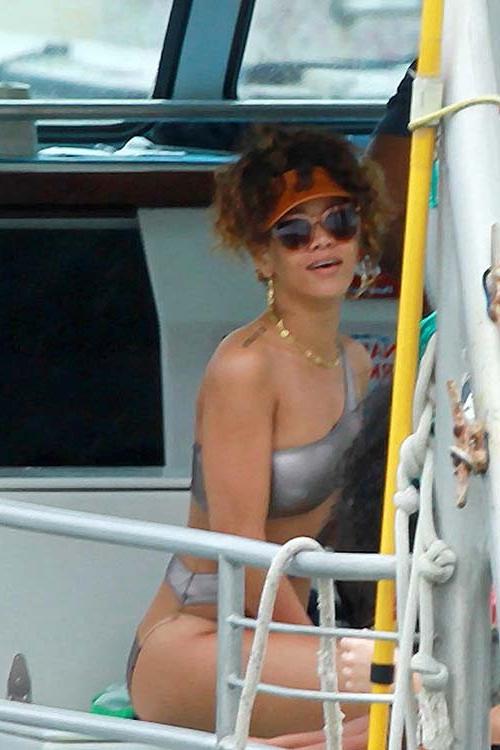16P Rihanna exposing her sexy body in swimsuit on private photos