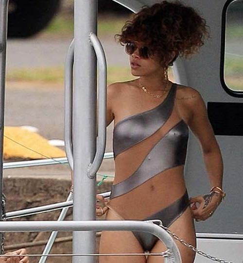 16P Rihanna exposing her sexy body in swimsuit on private photos