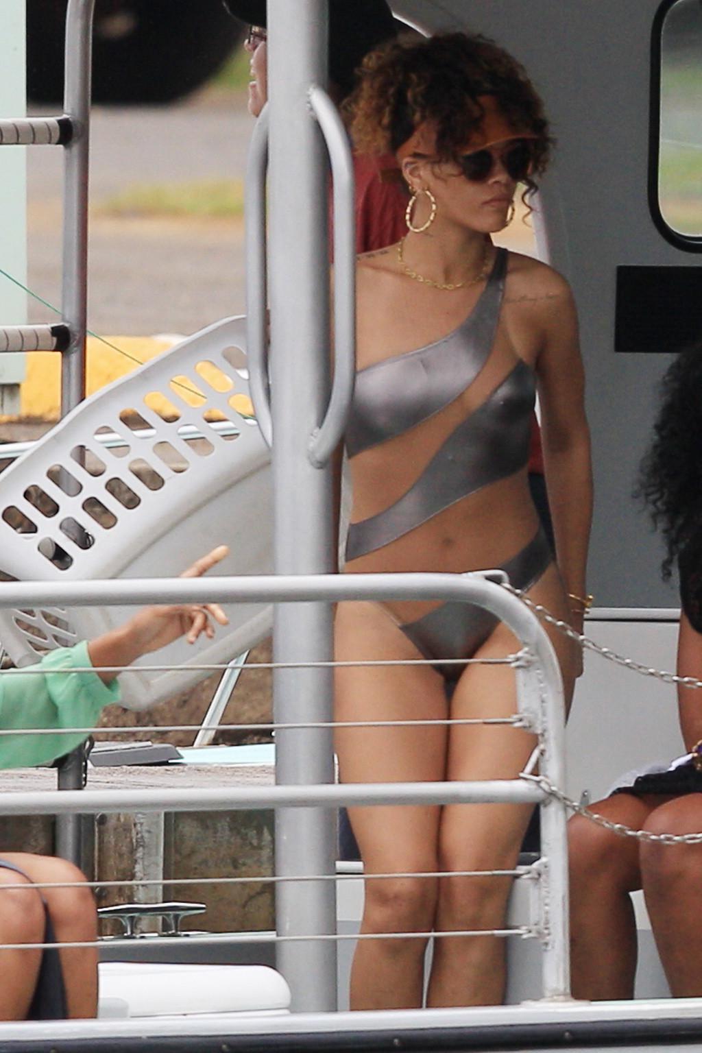 16P Rihanna wearing sexy swimsuit on a yacht in Hawaii