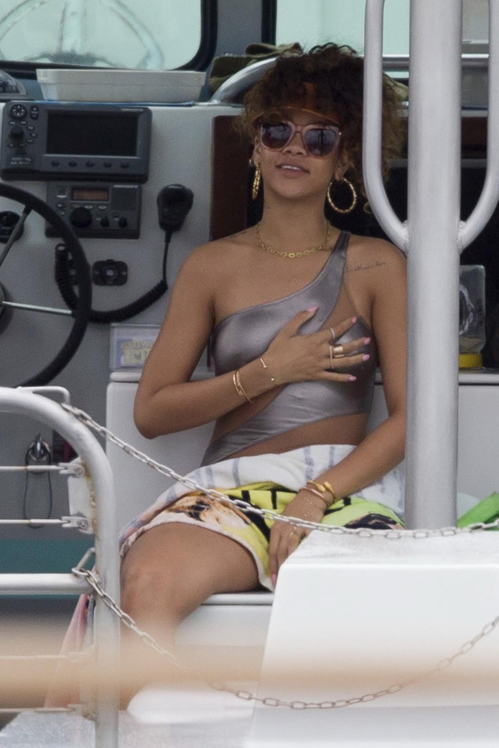 16P Rihanna wearing sexy swimsuit on a yacht in Hawaii