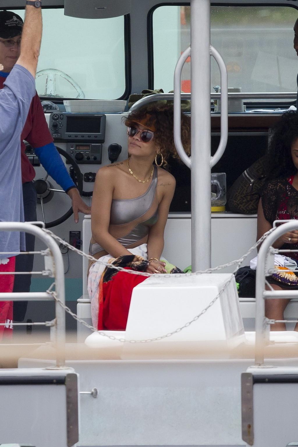16P Rihanna wearing sexy swimsuit on a yacht in Hawaii