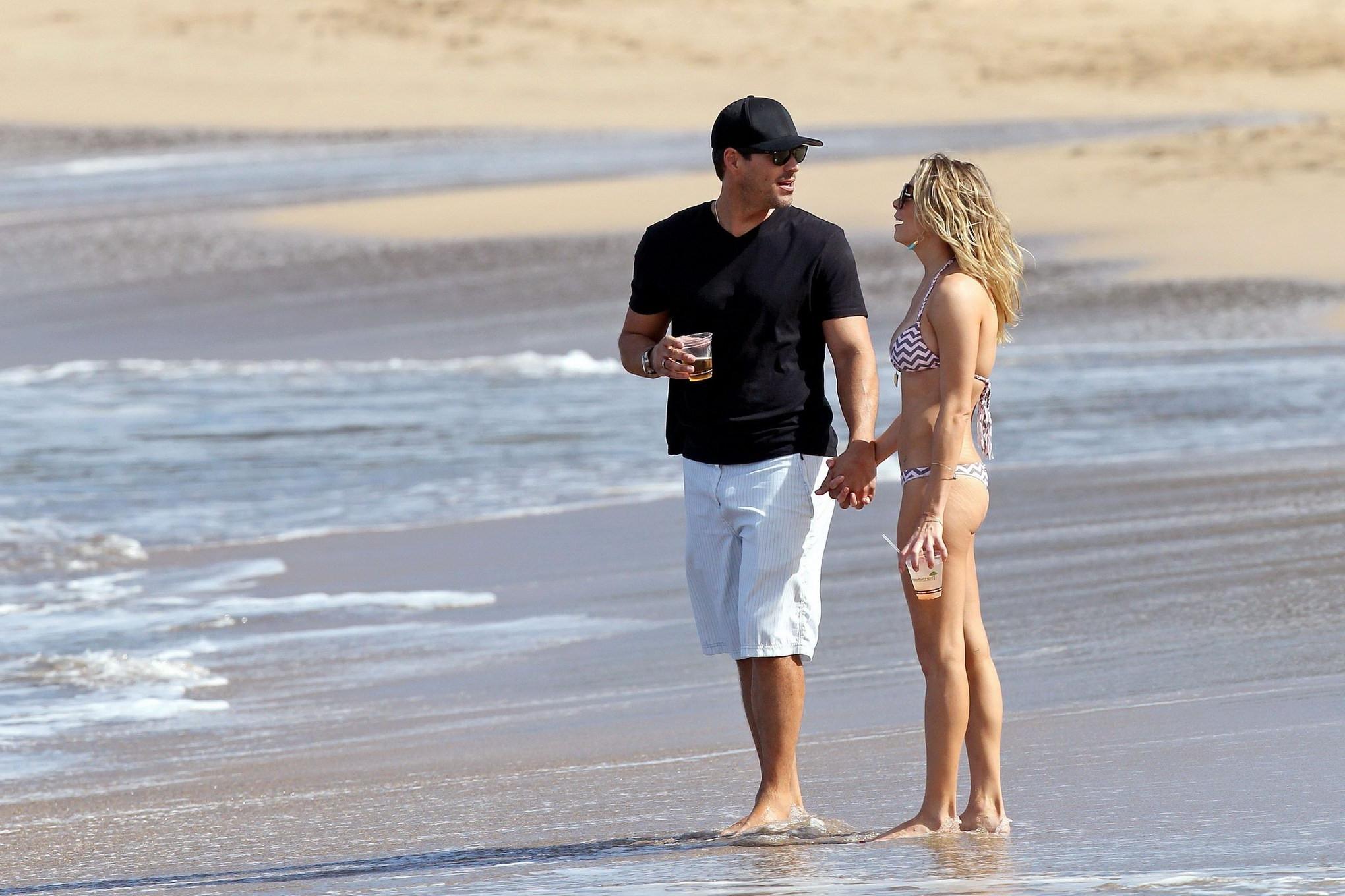 16P LeAnn Rimes in bikini petting with her hubby on a Hawaiian beach