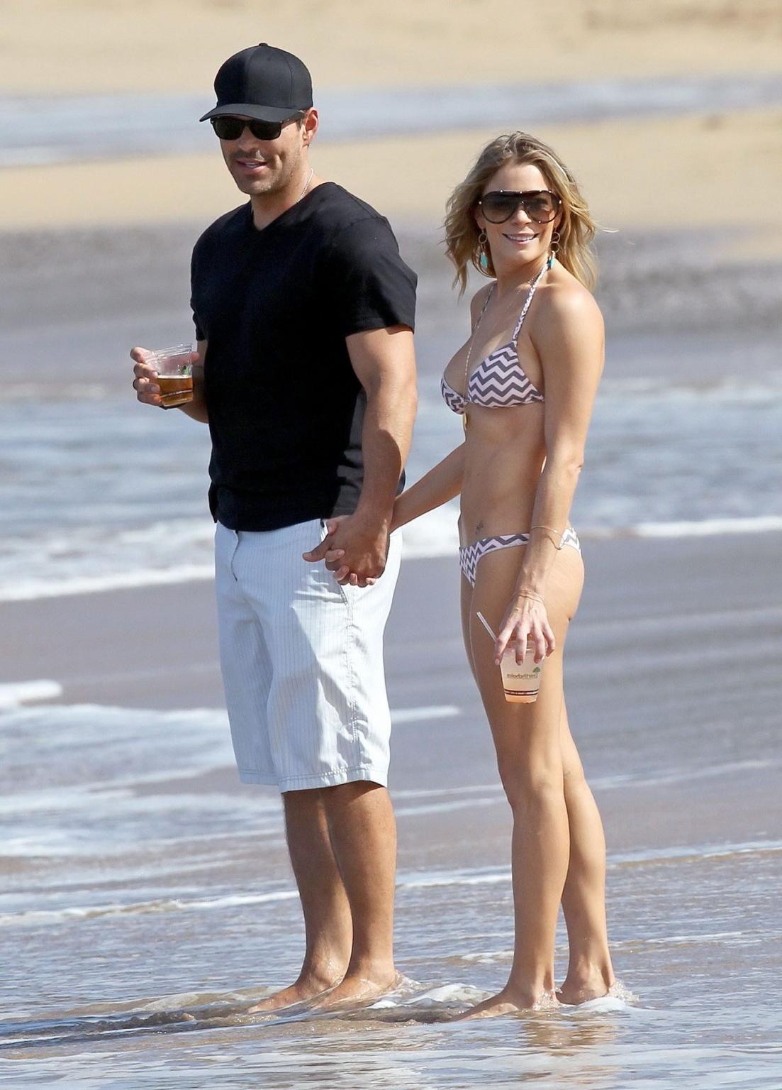 16P LeAnn Rimes in bikini petting with her hubby on a Hawaiian beach