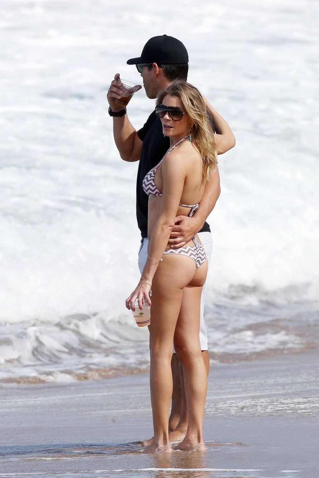 16P LeAnn Rimes in bikini petting with her hubby on a Hawaiian beach