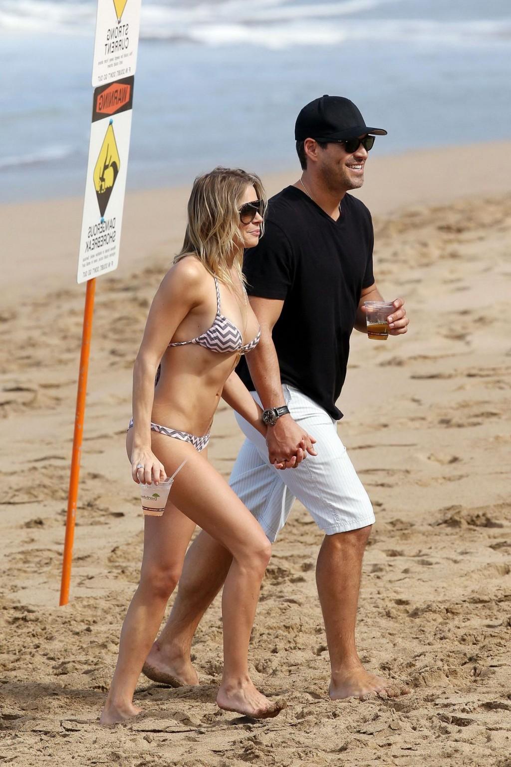 16P LeAnn Rimes in bikini petting with her hubby on a Hawaiian beach