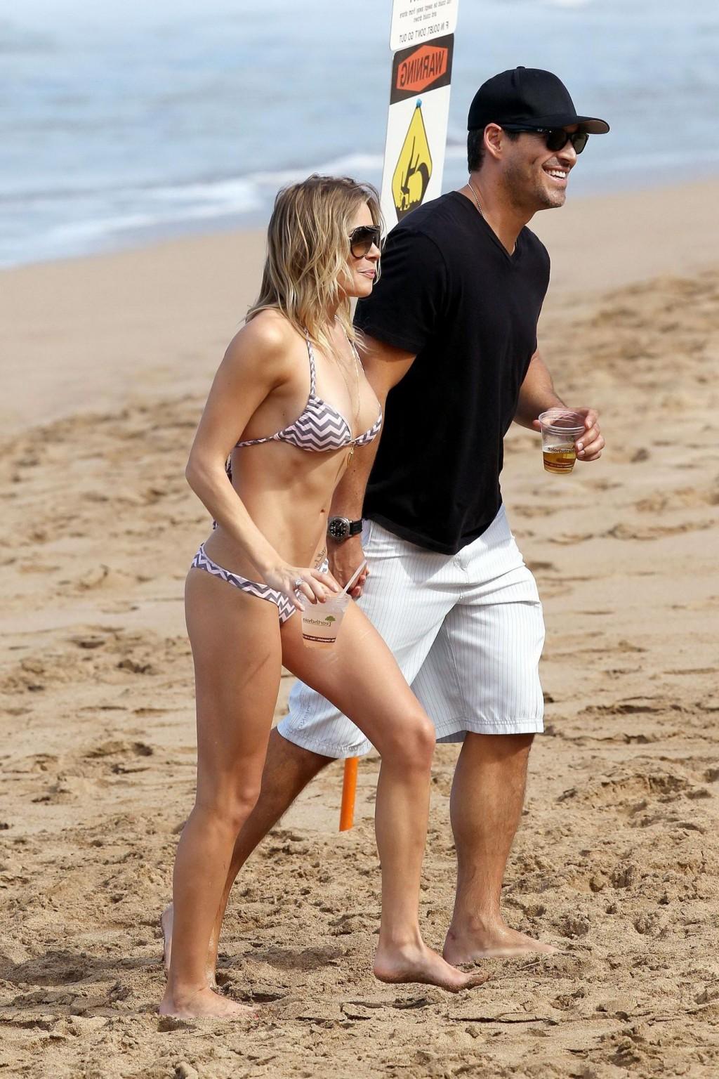 16P LeAnn Rimes in bikini petting with her hubby on a Hawaiian beach
