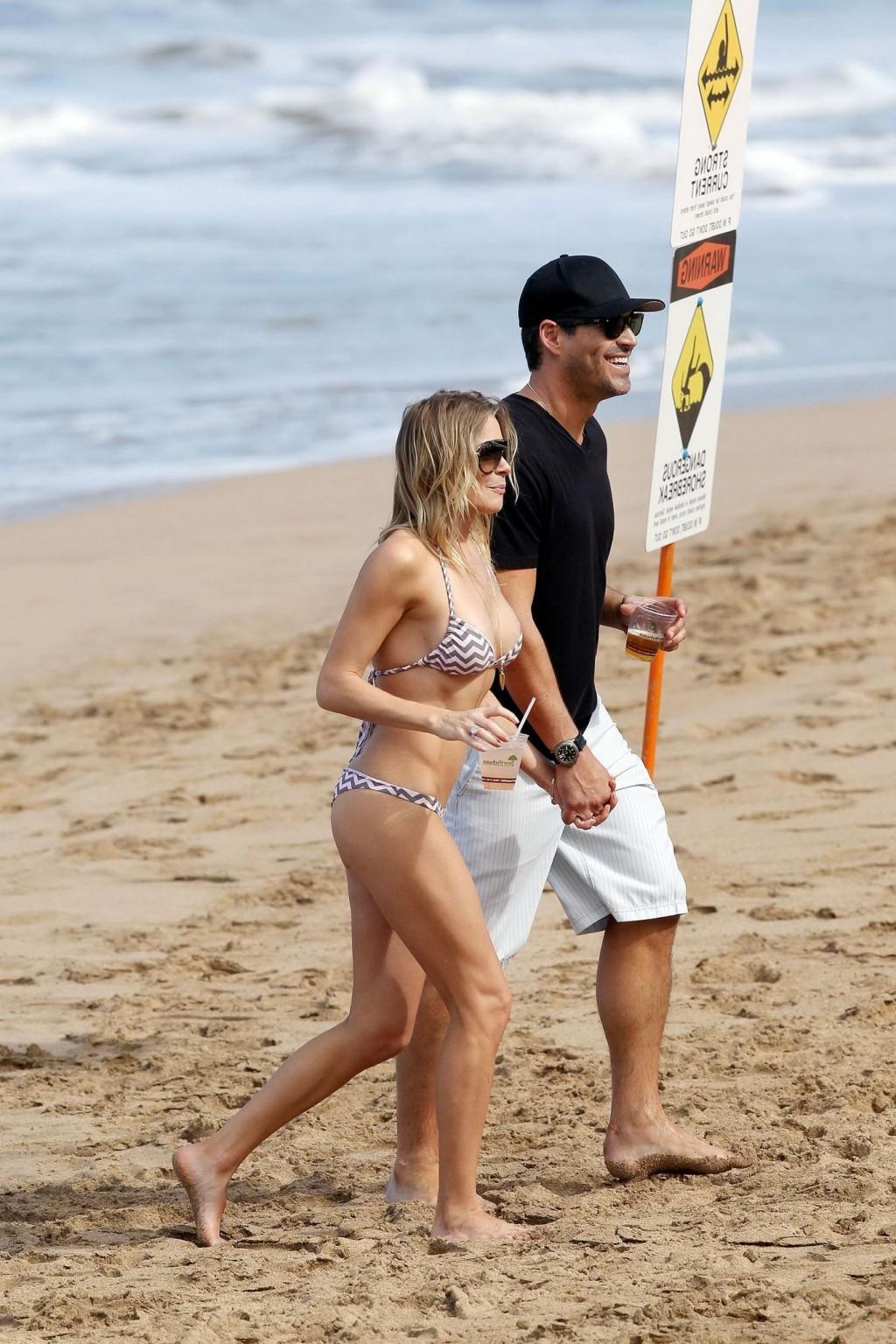 16P LeAnn Rimes in bikini petting with her hubby on a Hawaiian beach