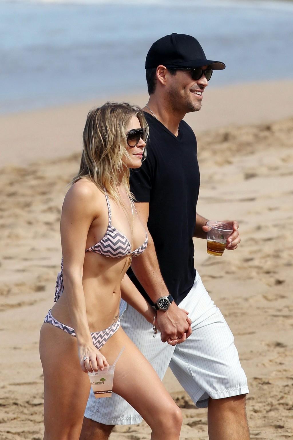 16P LeAnn Rimes in bikini petting with her hubby on a Hawaiian beach