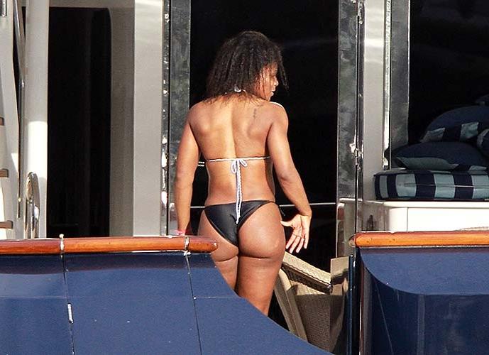 16P Serena Williams exposing sexy body and hot ass in bikini