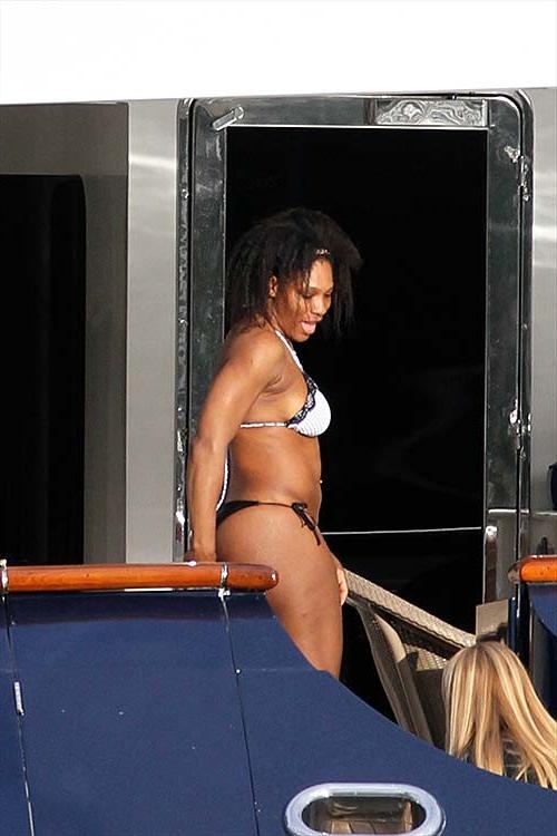 16P Serena Williams exposing sexy body and hot ass in bikini