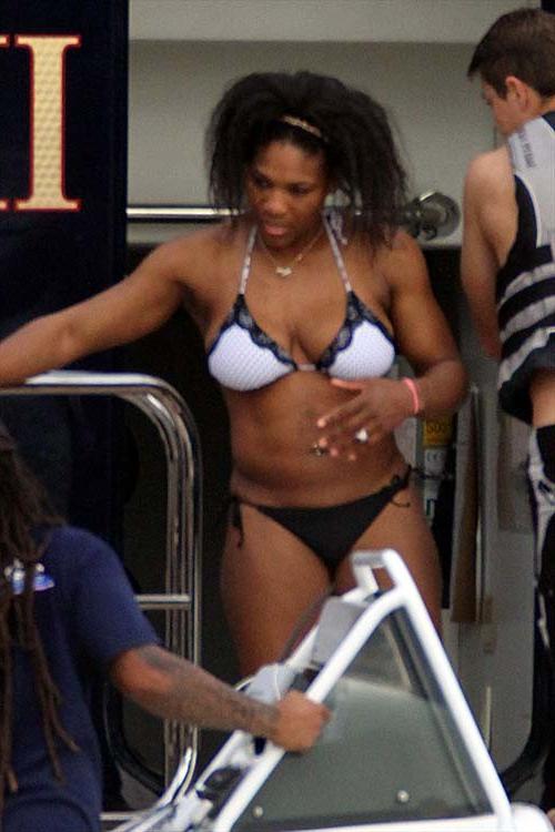 16P Serena Williams exposing sexy body and hot ass in bikini