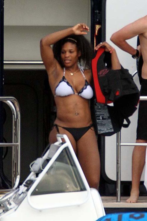 16P Serena Williams exposing sexy body and hot ass in bikini